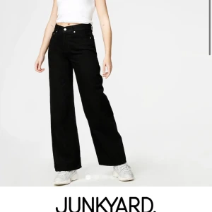 Jynkyard jeans - Säljer mina jynkyard jeans eftersom dom aldrig riktigt kommer till andvändning. Dom är i jättefint skick då dom är andvända cirka 3 gånger. Nypris 499