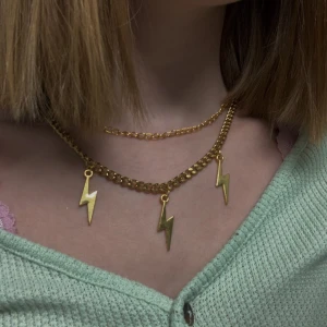 Blixthalsband  - blixthalsband i guld med tjock kedja🤩 - säljer nu detta sjukt fina halsband som går att matcha med andra halsband, finns att köpa till extra blixtrar om man vill ha fler på - 10kr/st.  - 95kr+frakt Finns endast ett exemplar så shoppa innan detta tar slut! Skicka dm vid intresse💘💘