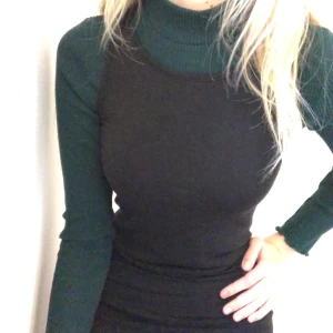 svart klänning med slits  - svart klänning i strl S med slits på båda sidorna, den är lite under knäna på mig som är 170. passar XS-M. perfekt till jul och nyår! 💛 frakt på 44 kr tillkommer 