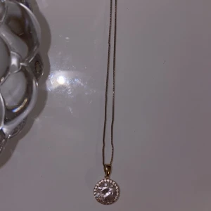 Snö of Sweden halsband  - Skimrigt och snyggt Snö of Sweden diamanthalsband i guld. Bara använts några gånger och är i bra skick och säljer då jag har några liknande. Frakt tillkommer 🤍 