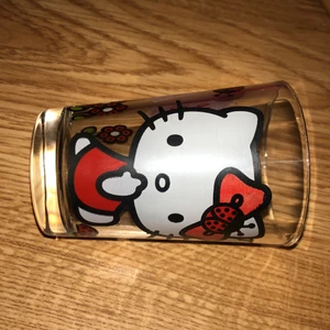 Hello Kitty glas - Gulligt glas med hello Kitty motiv på. Säljes för under halva priset