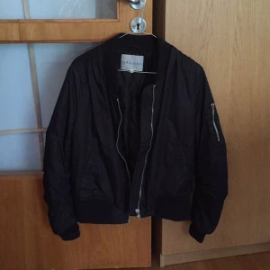  - Sprillans ny bombarjacka från Ava June Butikspris 599:-