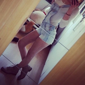  - Ljusa hängselshorts.