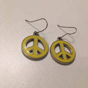  - Gula peace-örhängen i metall, aldrig använda.  Köparen står för frakten 🍂