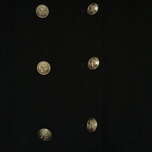  - Busnel VICTORIA JACKET Black 
Åtta guldknappar och fickor i nederkant, slits baktill för fin passform, strl 36, fint skick. Nypris: 4395:- 
1200:- vid snabb affär!