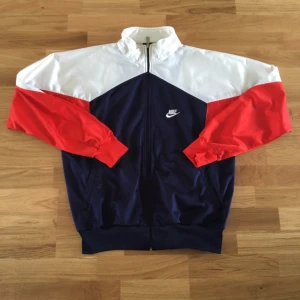  - Snygg retro zip tröja från Nike!!🙌🏼🙌🏼🙌🏼✨ navyblå, vit och röd!!😀💕💕✨ unisexmodell! I fint skick :)