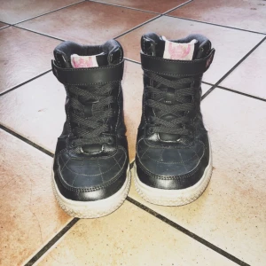  - Sköna och varma sneakers för vinter!
Frakt 50kr.
Swish eller mötas upp i Strängnäs