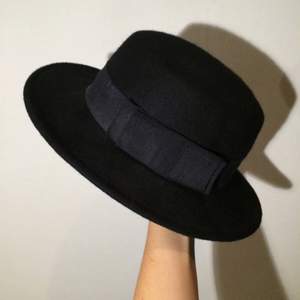 stilren svart hatt från monki, använd endast en gång