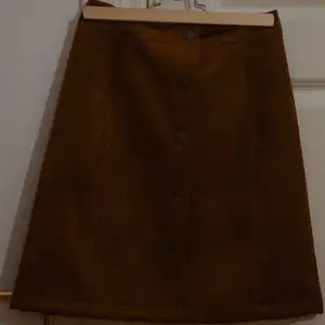 Brun kjol köpt på second hand
Aldrig använd! 