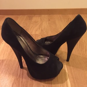  - Carvela skor köpta i London på Kurt Geiger. Använda en gång. 15 cm klack i bra skick som ni ser. Kostade över £100 :)