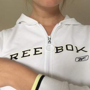 Cropped hoodie from Reebok. Very Sporty Spice ⚽️🎀 inklusive frakt.