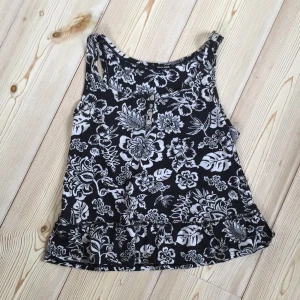  - Mönstrat linne från Tally Weilj. Säljer för att den inte används längre, knappt använd alls. Kan skickas på post mot ev frakt eller mötas upp :)