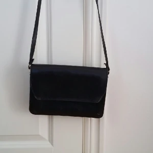  - Fin handväska i svart läder. Använd ett fåtal gånger och fortfarande i fint skick. 
