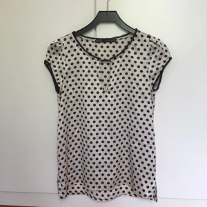  - Säljer denna ljuvliga blus från Zara i materialet siden.
Aldrig använd✌️💕