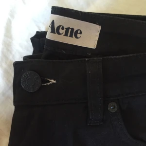  - Klassiska svarta Acne stl 26/32
98% bomull
2% elastan

Finns i Stockholm