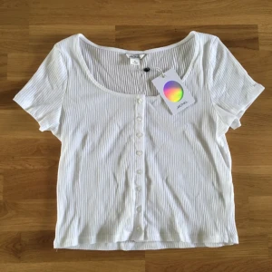  - Ny top från Monki, vit och ribbad med knappar! Supersuperfin! Den sista bilden visar hur den sitter på men den jag säljer är vit :) säljer även byxorna i en annan annons 😀😙✨💕