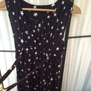  - Klänning från French connection strl 10. Ca 36-38
Mörkblå med stjärnor 