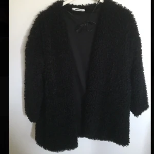  - En lite längre "fluffig" kofta. Storlek XS men passar säkerligen en med M. 

Vill man ha den skickad till sig så tillkommer kostnaden för frakt. 
☀️☀️☀️