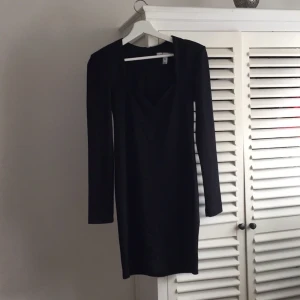  - Klänning från Nelly med axelkuddar
Enbart använd fåtal gånger.