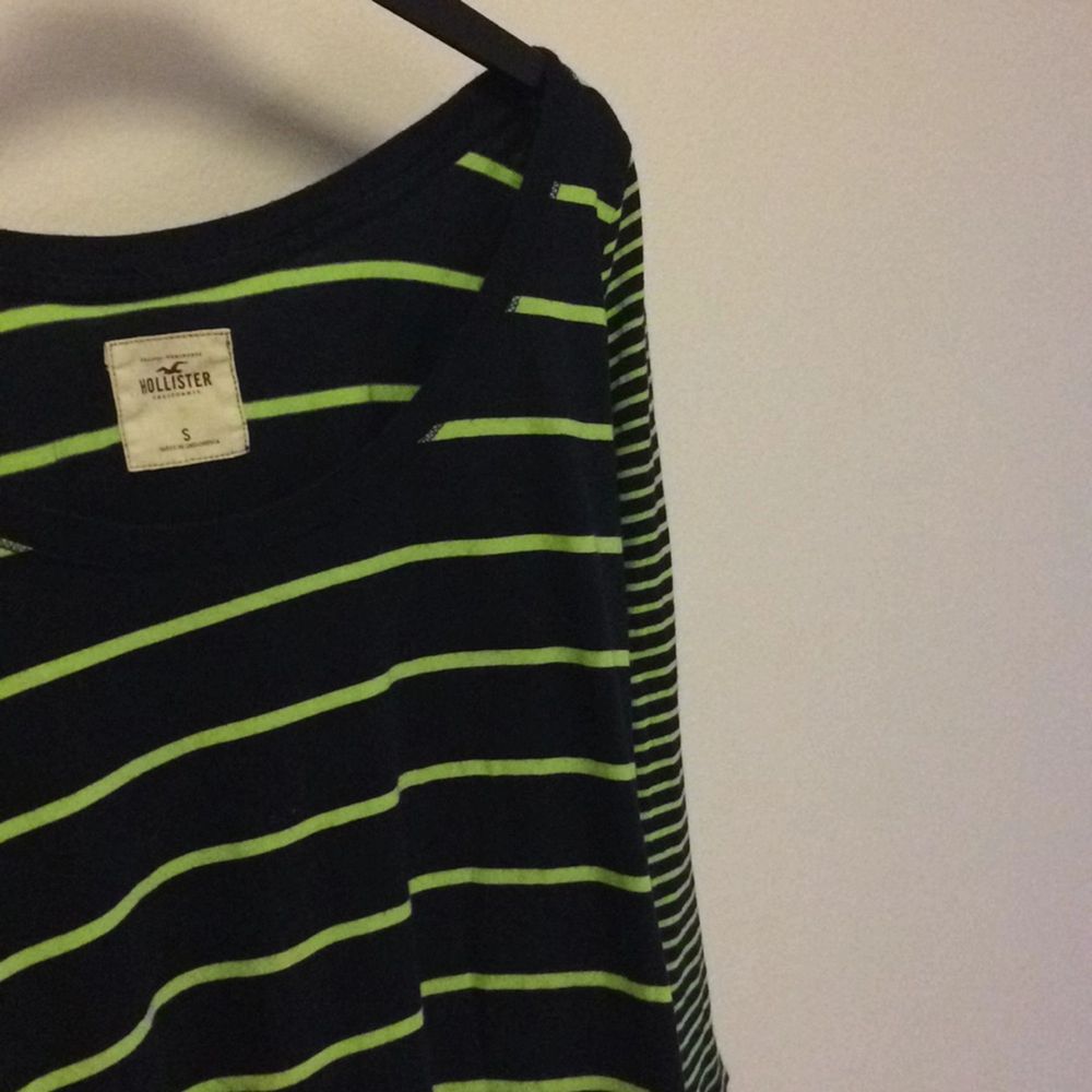 Fin limegrön och mörkblå/svart randig hollister tröja. . T-shirts.