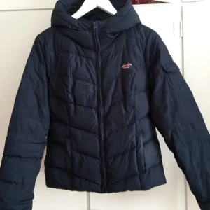  - En fin Hollister jacka inköpt för ett par år sedan. I Hollister affären i gallerian i Stockholm. Jackan är storlek M men är mer som en S!
Köptes för drygt 1200 kr så säljer den för 300 eller högst bjudande. 