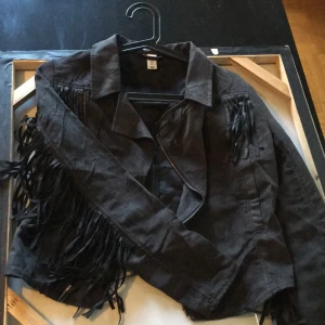  - Snygg tunn jacka från Nelly. Aldrig använd. Skickar gärna om köparen betalar frakten :)