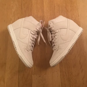  - Säljer mina Nike dunk sky High. Sneakers med inbyggd klack. Använda 1 gång 