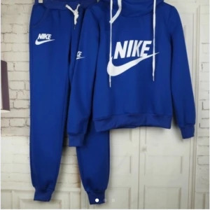  - Nike tröja och byxor. Storlek S. Aldrig använda. 
Swish/BANKÖVERFÖRING. Frakt 65:-
(Ej äkta)