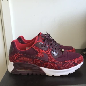  - Köpte dem nya i våras sedan dess knappt använda då de är lite för små för mig. Nypris 1599kr.

