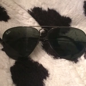 - Säljer Ray Ban Aviators, Black steele! Helt nya och 100% äkta! Tyvärr har jag tappat fodralen, där av priset!
