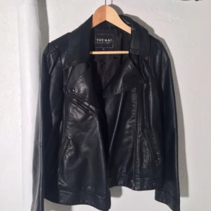  - ⭐️Bikerjacka i syntetläder
Stor strl 38 (kan även passa 40)
Använd bara en gång
Tar swish, kan mötas upp i Stockholms innerstad.
Köparen står för frakten.
