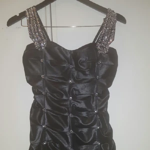  - Säljer min klänning som är använd bara 1 gång.
Köpt för 400 kr. 
Kan skicka bättre bilder☆