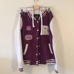  - Lila collegetröja, i bomull. Jag har storlek XS-S men har använt den som (lite) oversized. Säljs i Uppsala, alternativt skickas.