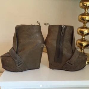  - Militärgröna Acne Admire. Slitna med fläckar i skinnet längs sulan därav lågt pris 