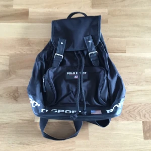  - Sjukt snygg liten retro svart ryggsäck från Polo sport i fint vintage skick! Lite av texten har försvunnit, se bild, men fortfarande väldigt snygg! Köpt i USA💕🙌🏼✌🏼️✨✨