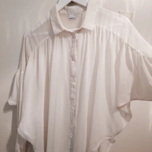  - Säljer min vita blus! Hela blusen fick inte plats men skriv så skickar jag fler bilder 