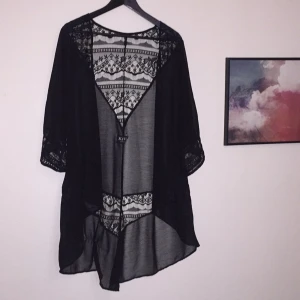 - Svart bohemisk spets kimono köpt i Australien för ca 800 SEK. Någon reva i tyget nertill, knappt märkbart. Använd 1 gång. 