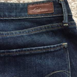 Levis jeans i storlek (S/M)
