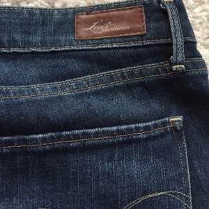  - Levis jeans i storlek (S/M)
