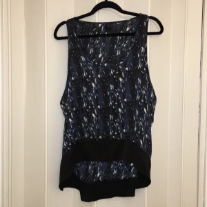  - Superfin sidentopp som är löst sittande, längre bak än fram 