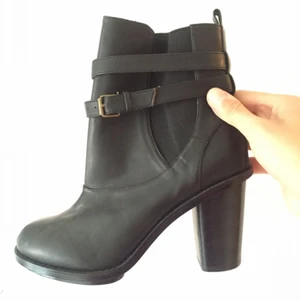  - Nya höstklackar i storlek 39! aldrig använda, se bild. Nypris 599kr och jag säljer dom för halva priset :). 
Jag tar swish och använder mig av postens fraktpriser. Kan även mötas upp i Uppsala/Gävle 