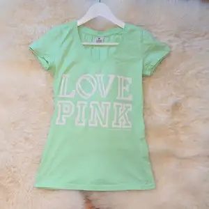 En grön Love pink tröja från Pink/ Victoria secret. Köpte denna för 200kr 
