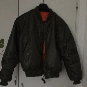  - Grön bomber jacka från Alpha