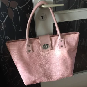  - Stor handväska, använt några gånger 