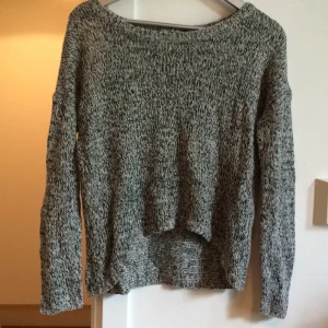  - Snygg grå tröja, strl S. Zip baktill.