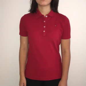  - Fin pikétröja i bomull från Tommy Hilfiger i storlek XS. Använd endast ett fåtal gånger och är därför så gott som ny.