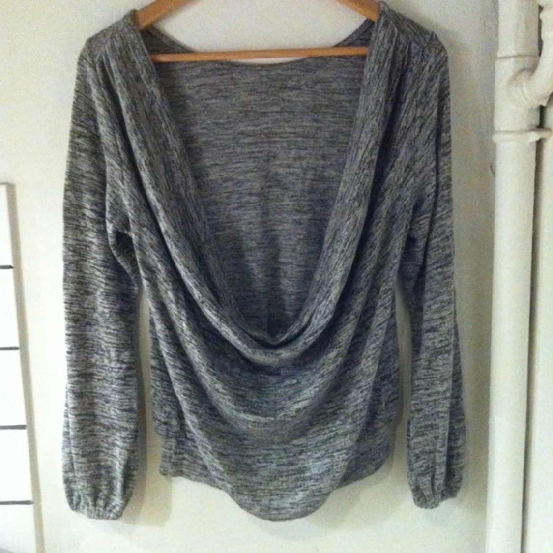 Tröja från Urban Outfitters med djup rygg. Liten i storlek, funkar som S i st.f. M.  - 1381341710