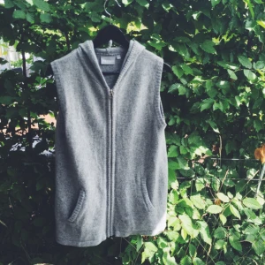  - Ärmlös hoodie från Kappahl. Storlek 42/44 men ser grym ut som oversized på en 38-40! 

Riktigt härlig till linne och shorts! 

💥 Priset inkluderar porto! 💥