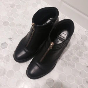  - Boots från Vagabond. Använda förra höst/vinter med slitage, se bild 3. Äkta läder och väldigt bekväma.