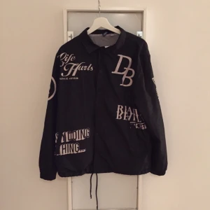  - Coachjacka från h&m. Passar både medium och large. Jag är en medium men har haft den som oversize. 